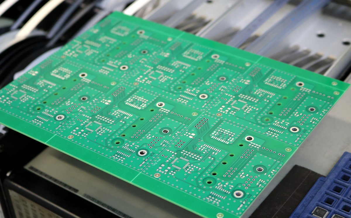 Leiterplatte von unten - Elektronik Entwicklung für Rosenheim, Traunstein und Mühldorf